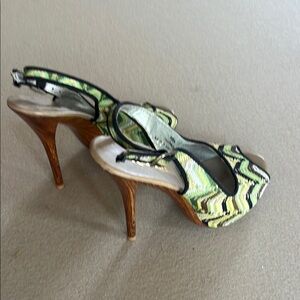 Restricted Green and Yellow Heels with Dynamic Patterns
